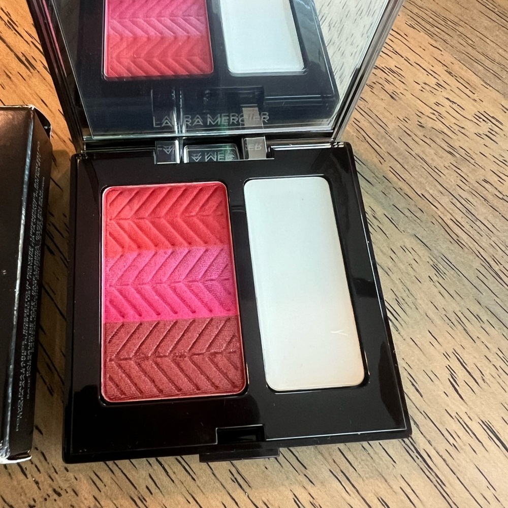 Laura Mercier Velour Lip Powder Collection - Red and Pink
NEW YORK - Picture 2 of 3